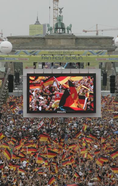 Berlino, 30 giugno 2006: la festa dei tifosi tedeschi per la vittoria nei quarti sull&#39;Argentina per 5 - 3 dopo i calci di rigore (Ap)